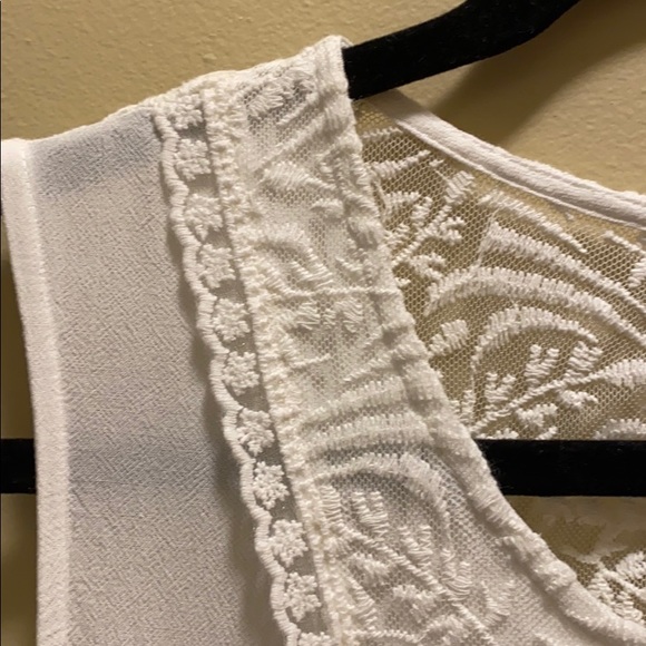 ✨NEW✨LAPIS WHITE FLOWY TOP WITH LACE - Picture 4 of 7
